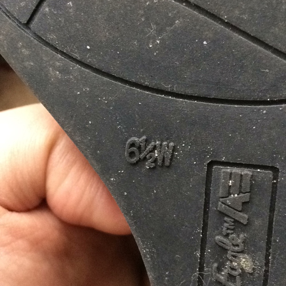 ♻️♻️DONATED ♻️♻️ Wedges - Picture 4 of 5